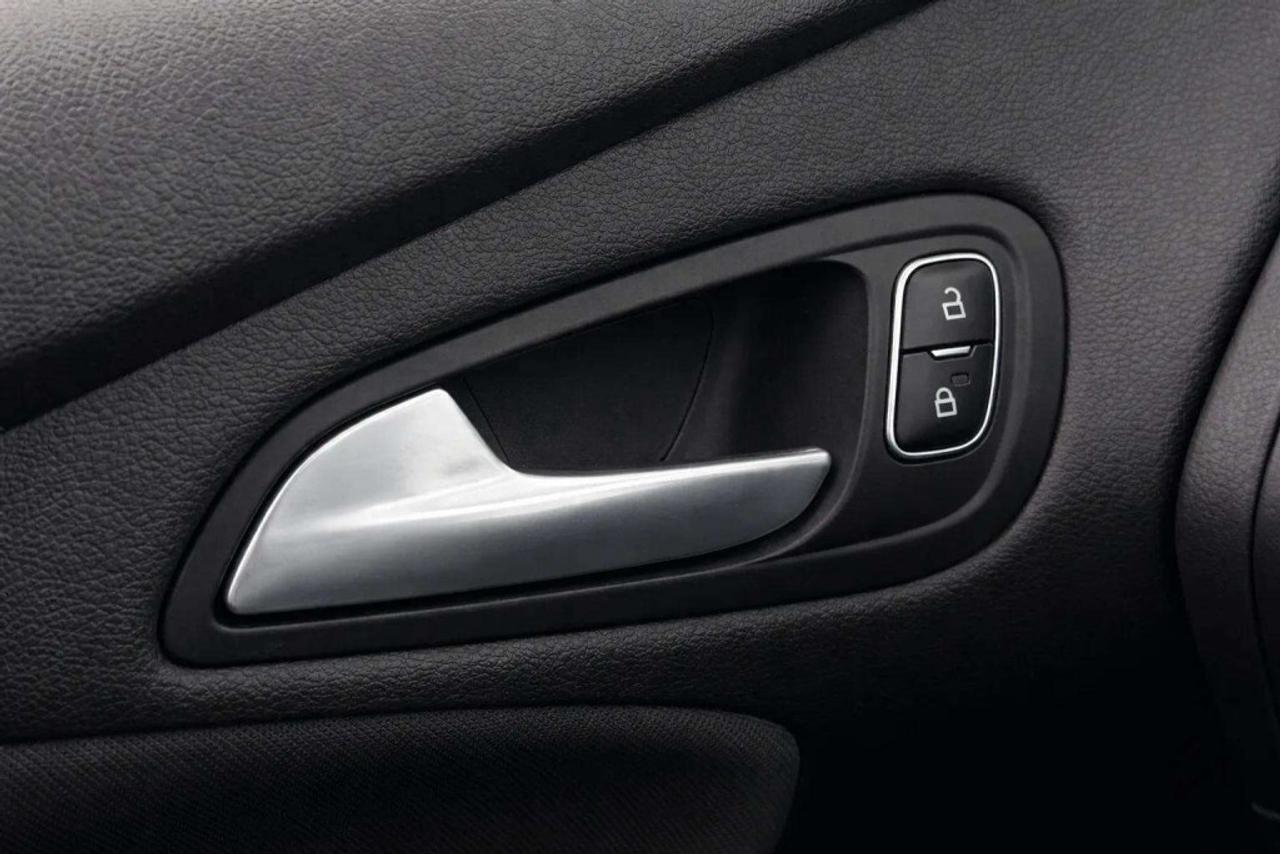 2017 Ford Focus SEL Photo