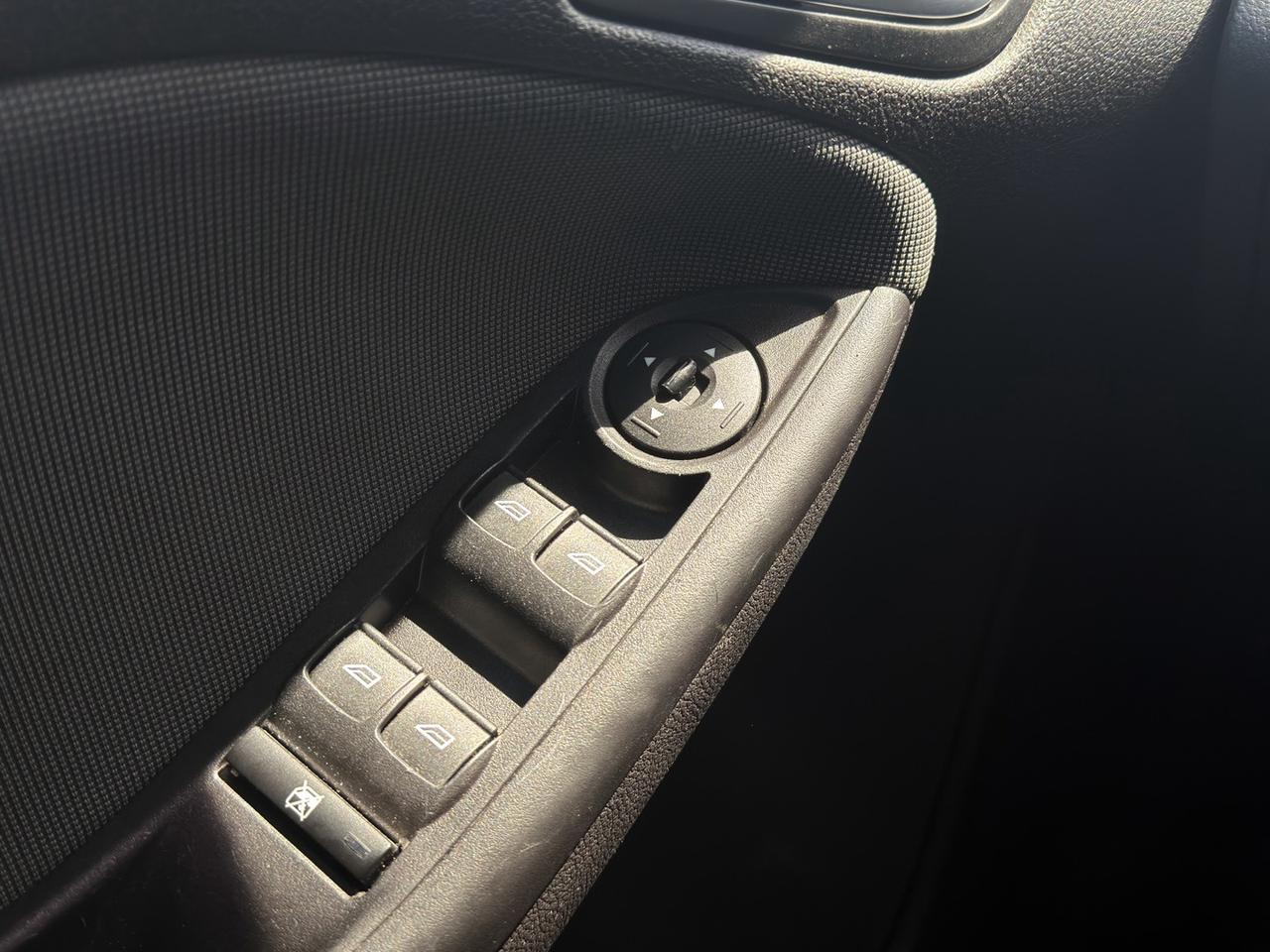 2014 Ford Focus SE   Heated Seats   Carplay + Android Auto   Cruis Photo
