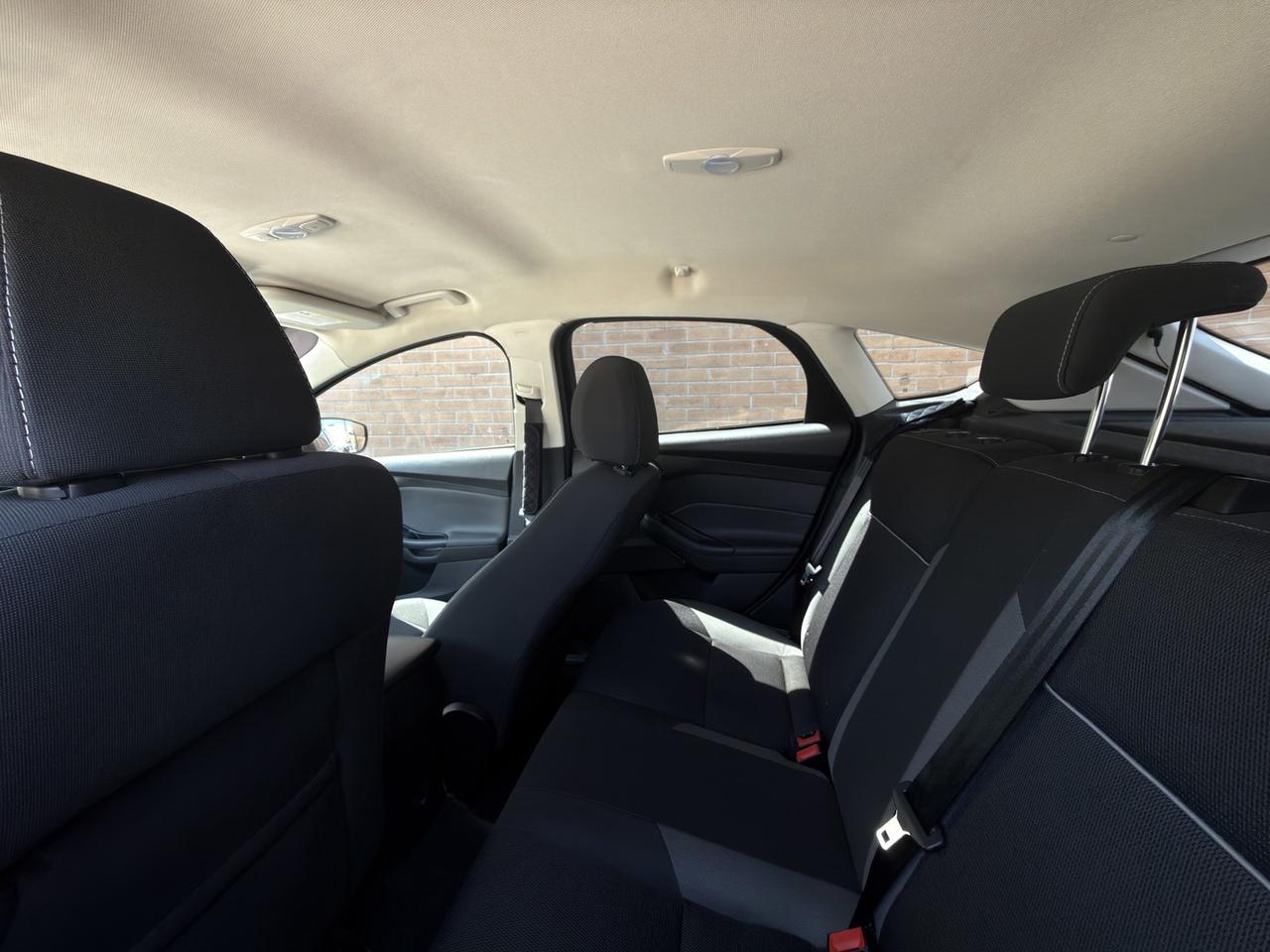 2014 Ford Focus SE   Heated Seats   Carplay + Android Auto   Cruis Photo