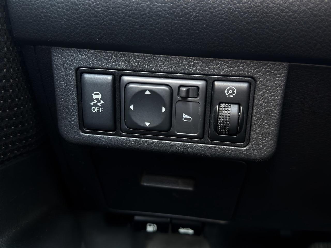 2012 Nissan Versa SL   Navi   Power Windows   Cruise Control Photo
