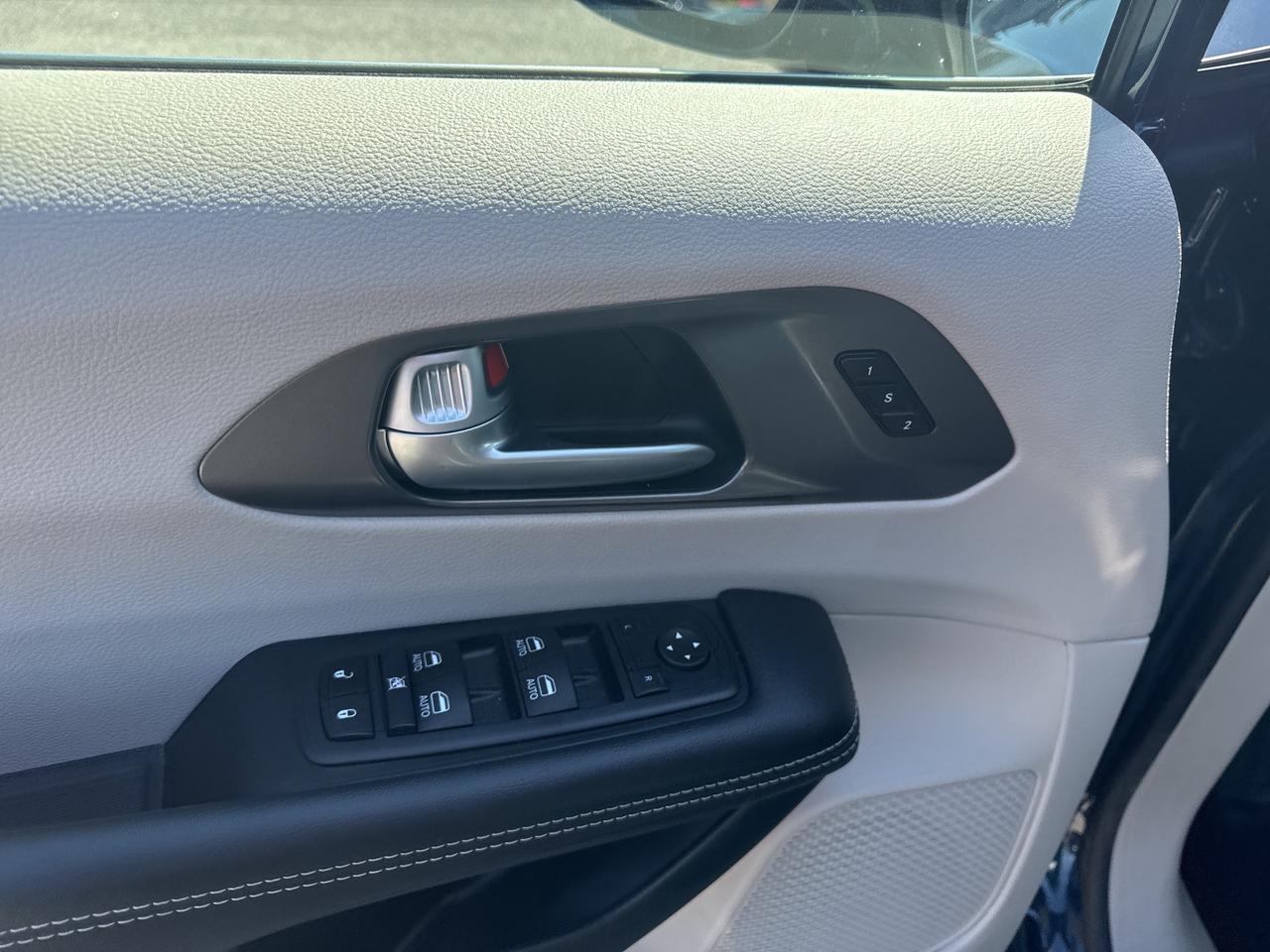 2024 Chrysler Pacifica Touring-L Photo4