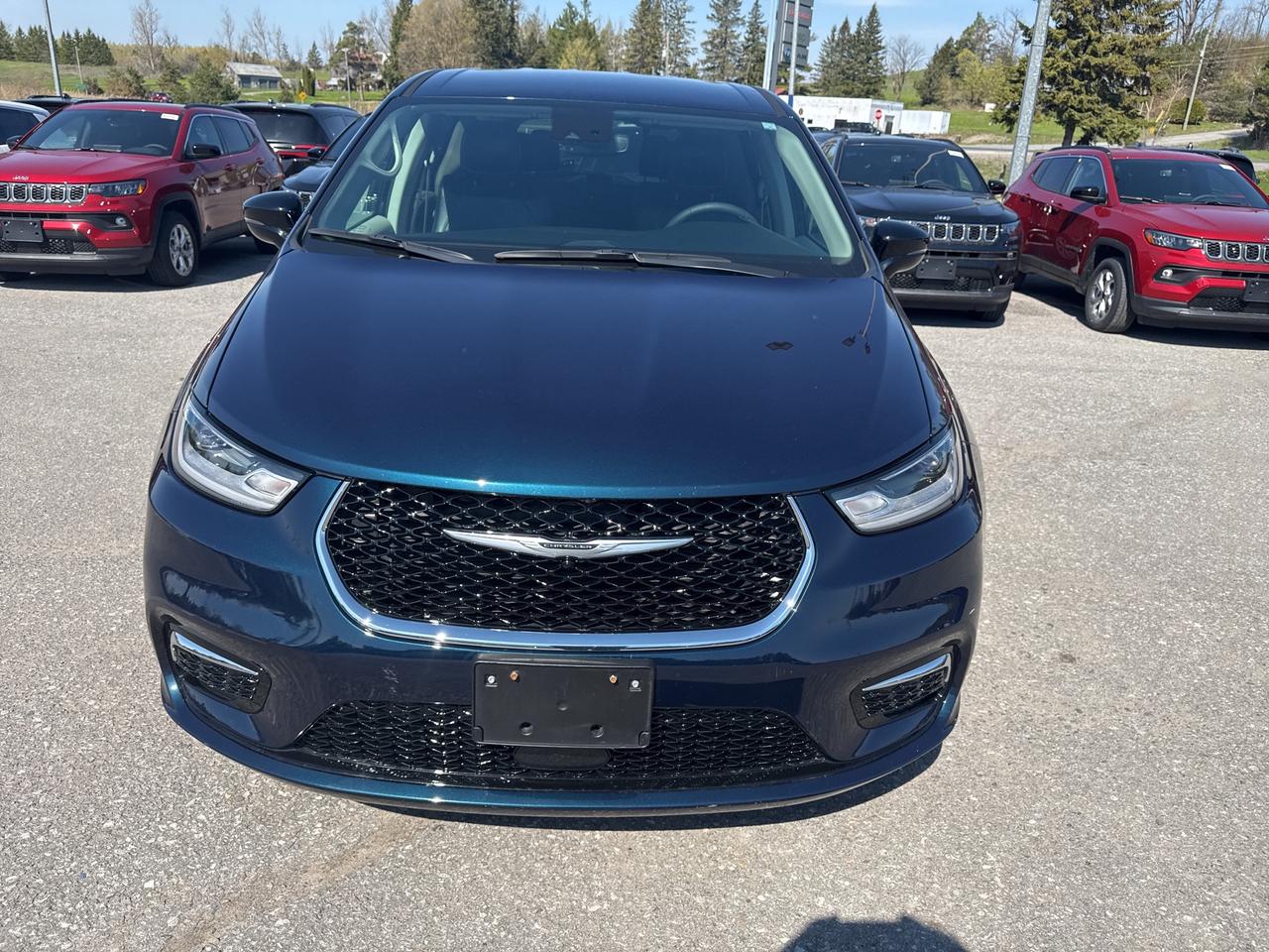 2024 Chrysler Pacifica Touring-L Photo
