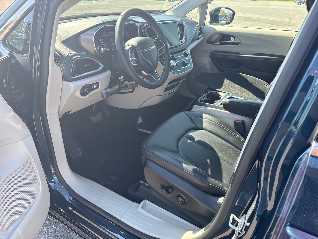 2024 Chrysler Pacifica Touring-L Photo