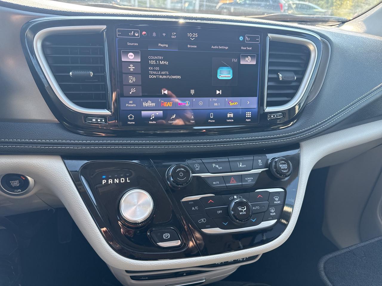 2024 Chrysler Pacifica Touring-L Photo