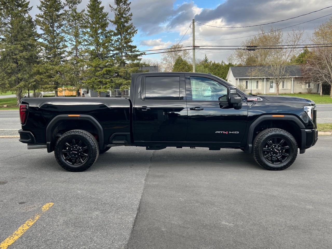 2026 GMC SIERRA 2500HD Crew Cab Standard Box 4-Wheel Drive AT4 Photo