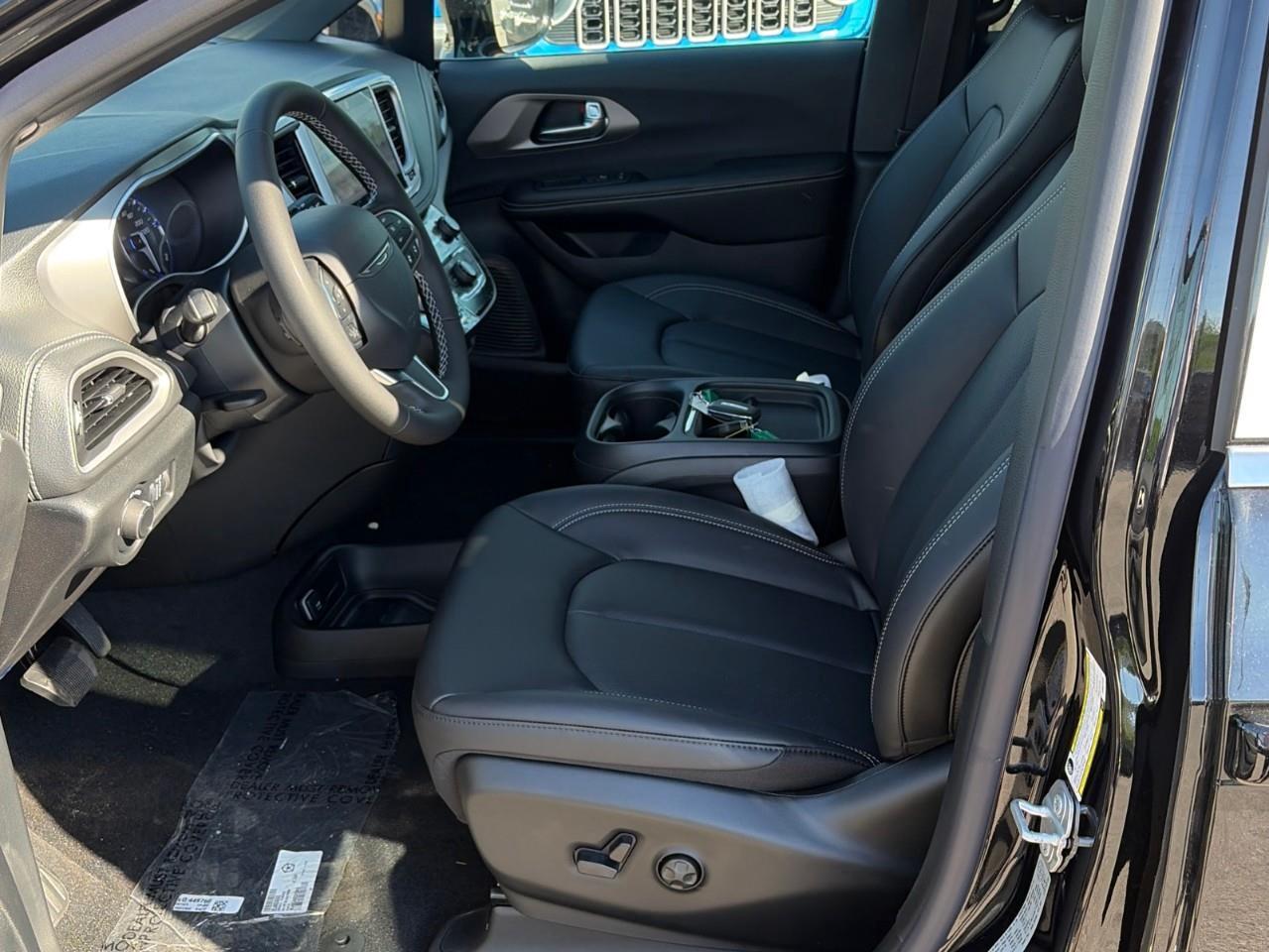 2027 Chrysler Pacifica Select Front-Wheel Drive Passenger Van Photo