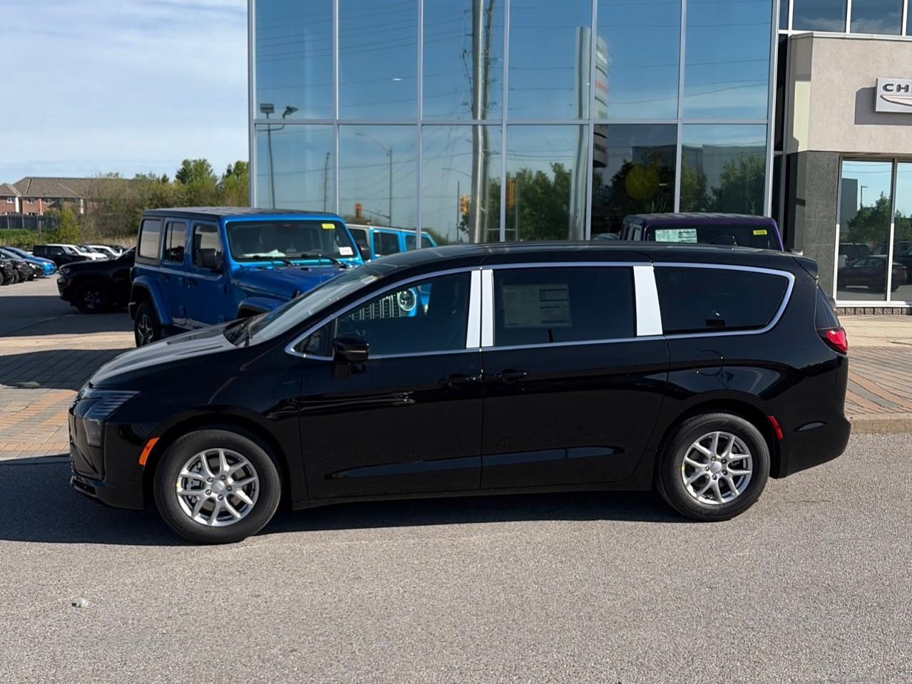2027 Chrysler Pacifica Select Front-Wheel Drive Passenger Van Photo