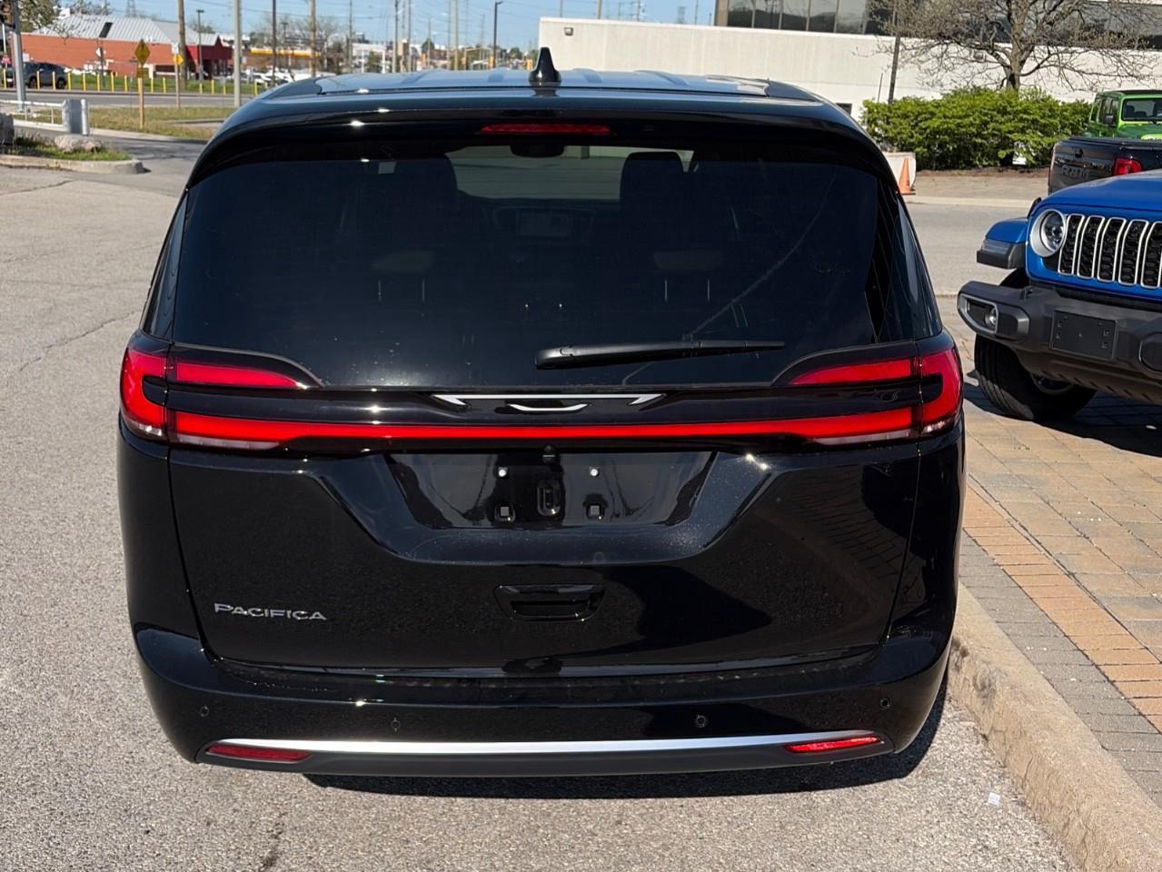2027 Chrysler Pacifica Select Front-Wheel Drive Passenger Van Photo3