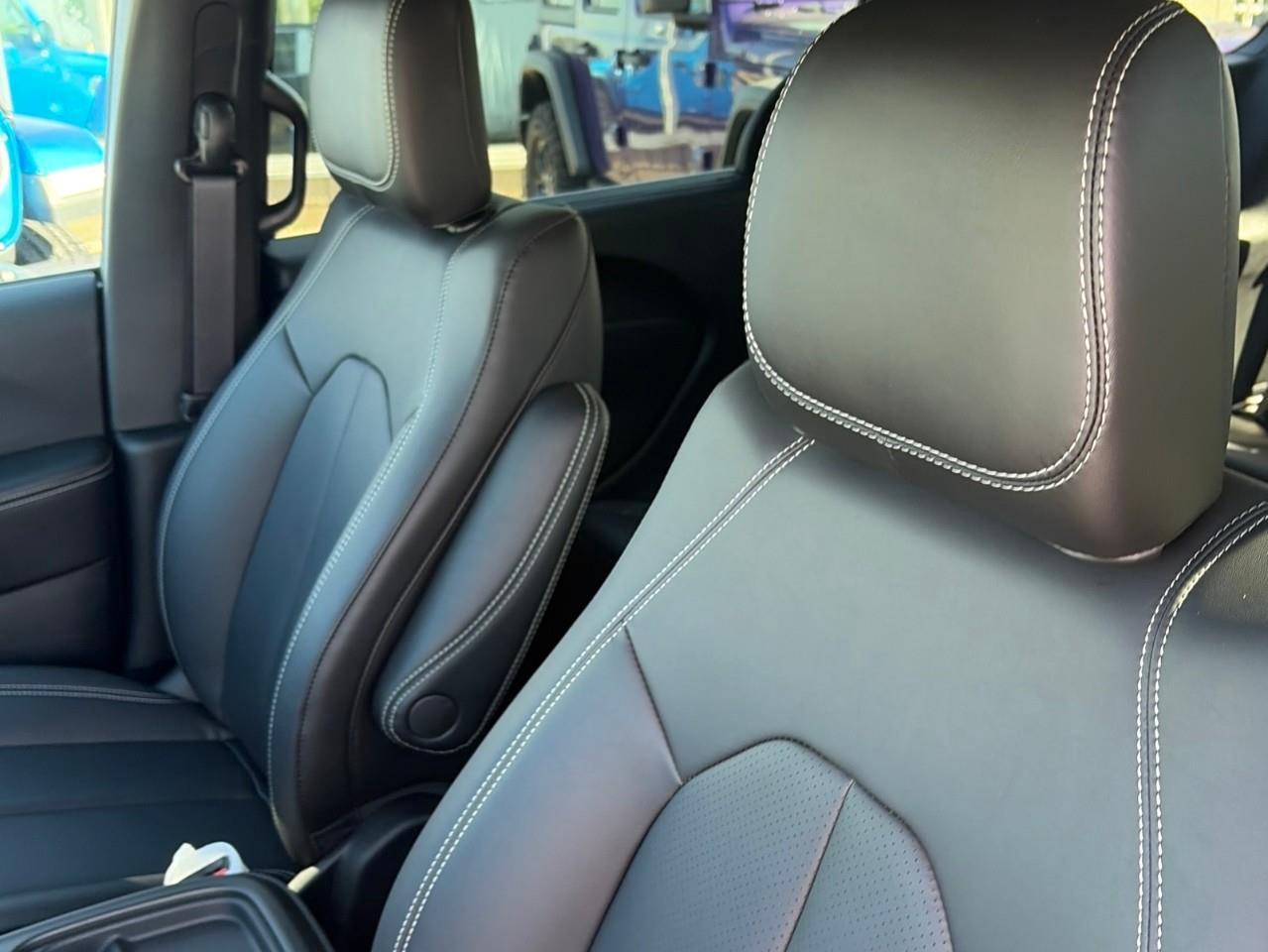 2027 Chrysler Pacifica Select Front-Wheel Drive Passenger Van Photo