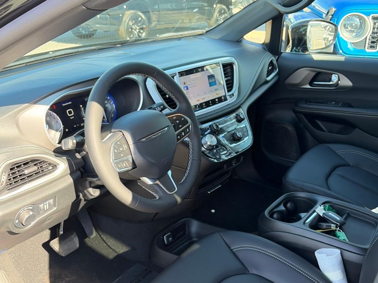 2027 Chrysler Pacifica Select Front-Wheel Drive Passenger Van Photo