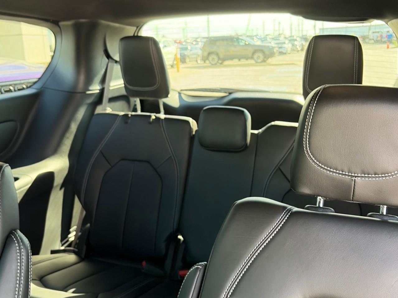2027 Chrysler Pacifica Select Front-Wheel Drive Passenger Van Photo