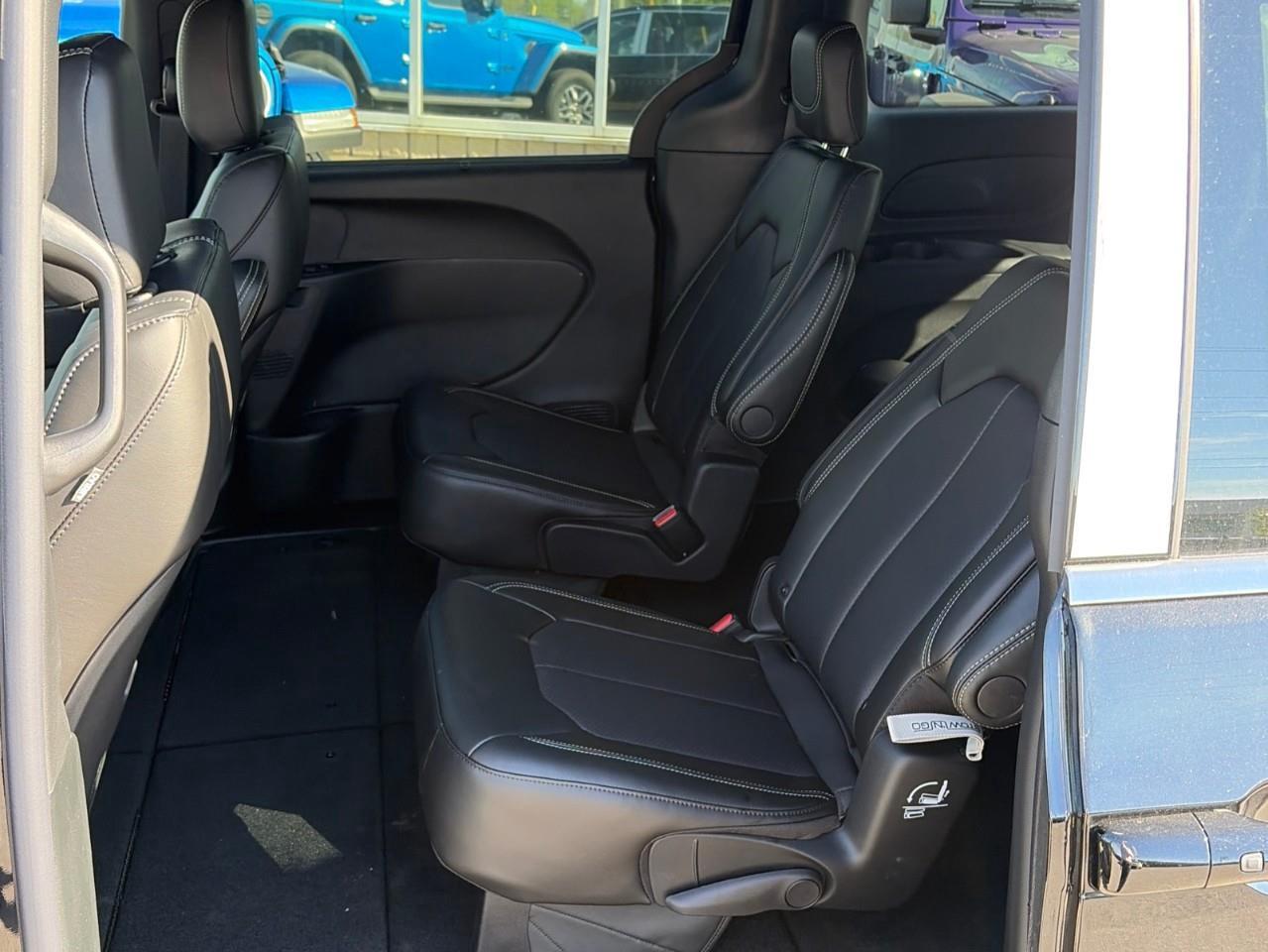 2027 Chrysler Pacifica Select Front-Wheel Drive Passenger Van Photo