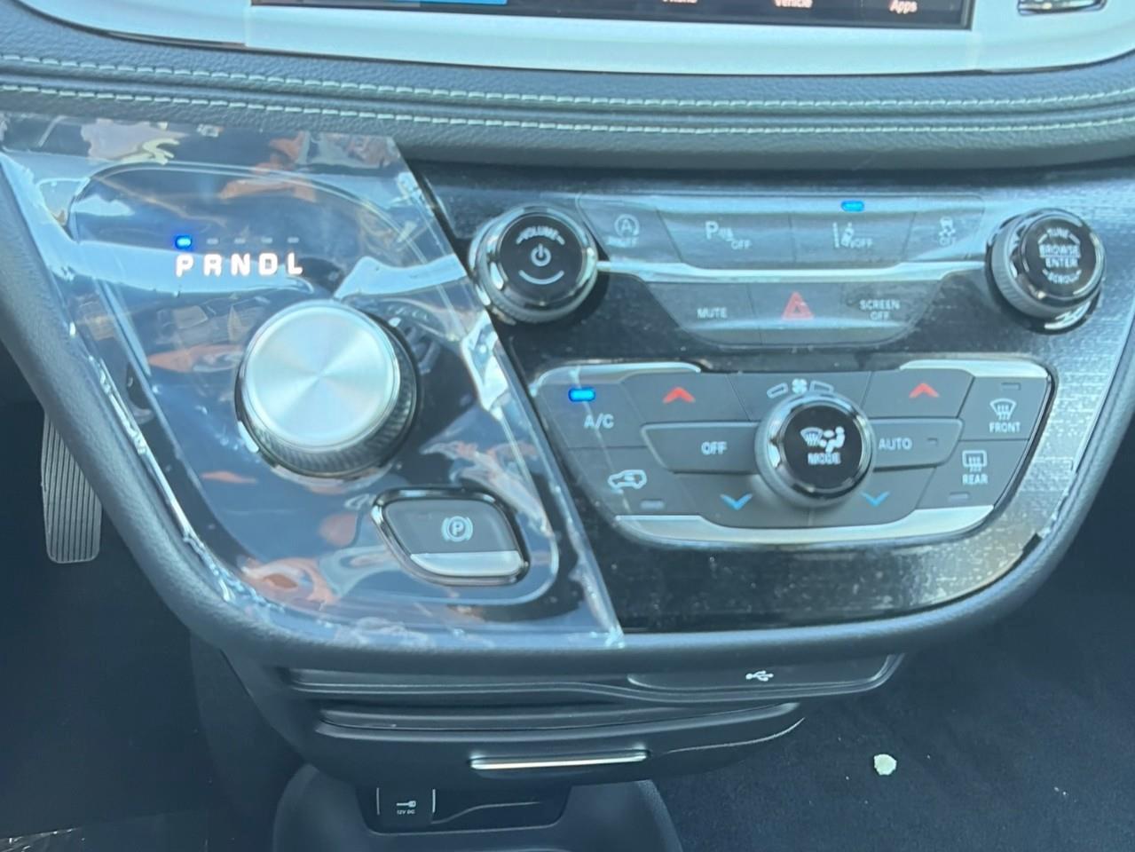 2027 Chrysler Pacifica Select Front-Wheel Drive Passenger Van Photo