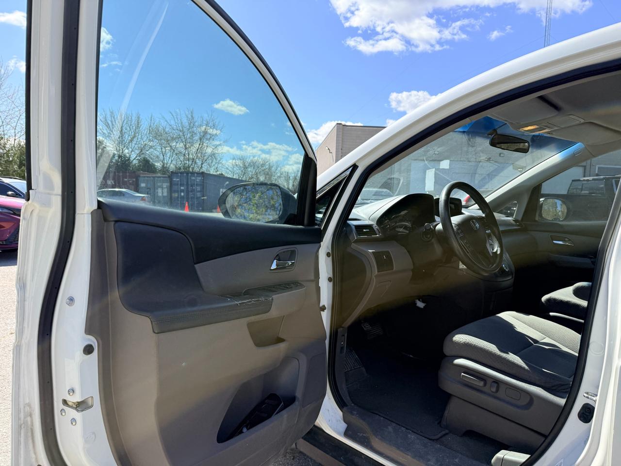 2015 Honda Odyssey LX (A6) Passenger Van Photo