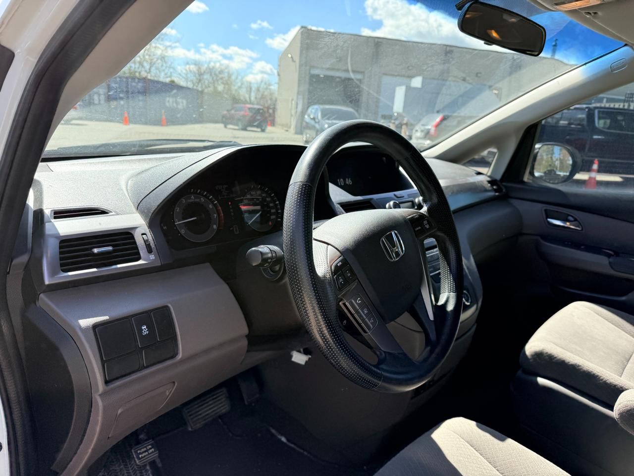 2015 Honda Odyssey LX (A6) Passenger Van Photo