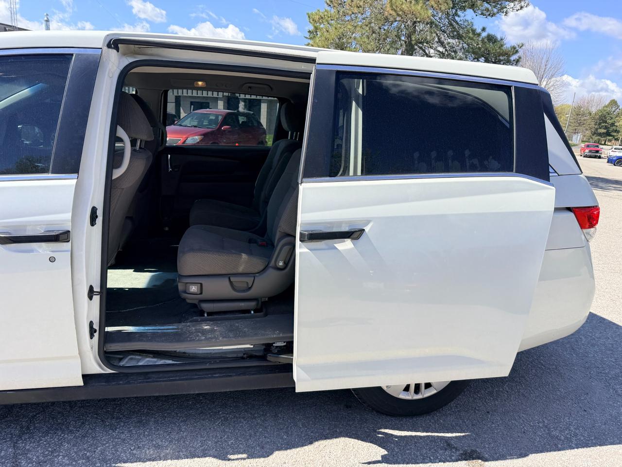 2015 Honda Odyssey LX (A6) Passenger Van Photo