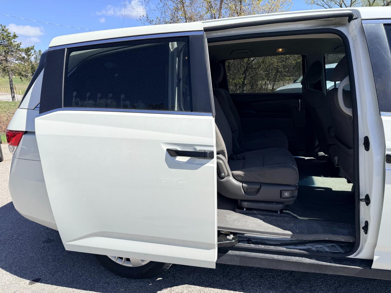 2015 Honda Odyssey LX (A6) Passenger Van Photo