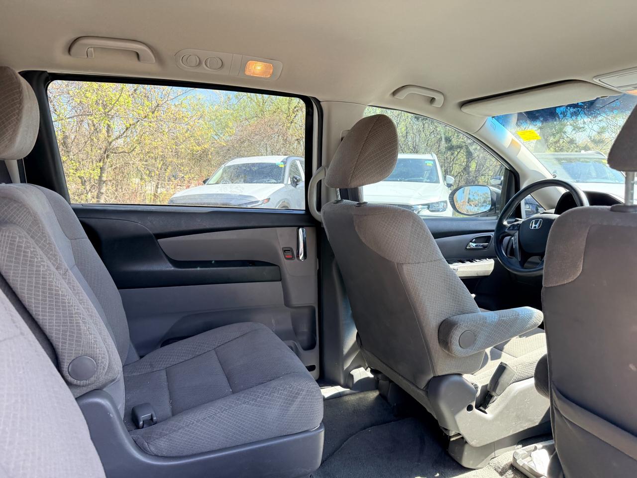2015 Honda Odyssey LX (A6) Passenger Van Photo