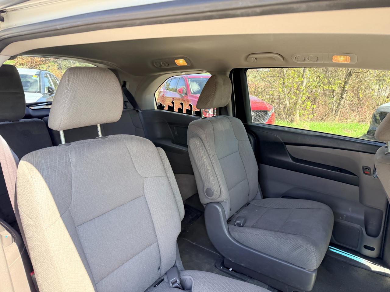 2015 Honda Odyssey LX (A6) Passenger Van Photo