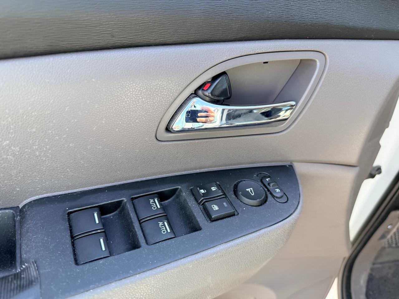 2015 Honda Odyssey LX (A6) Passenger Van Photo