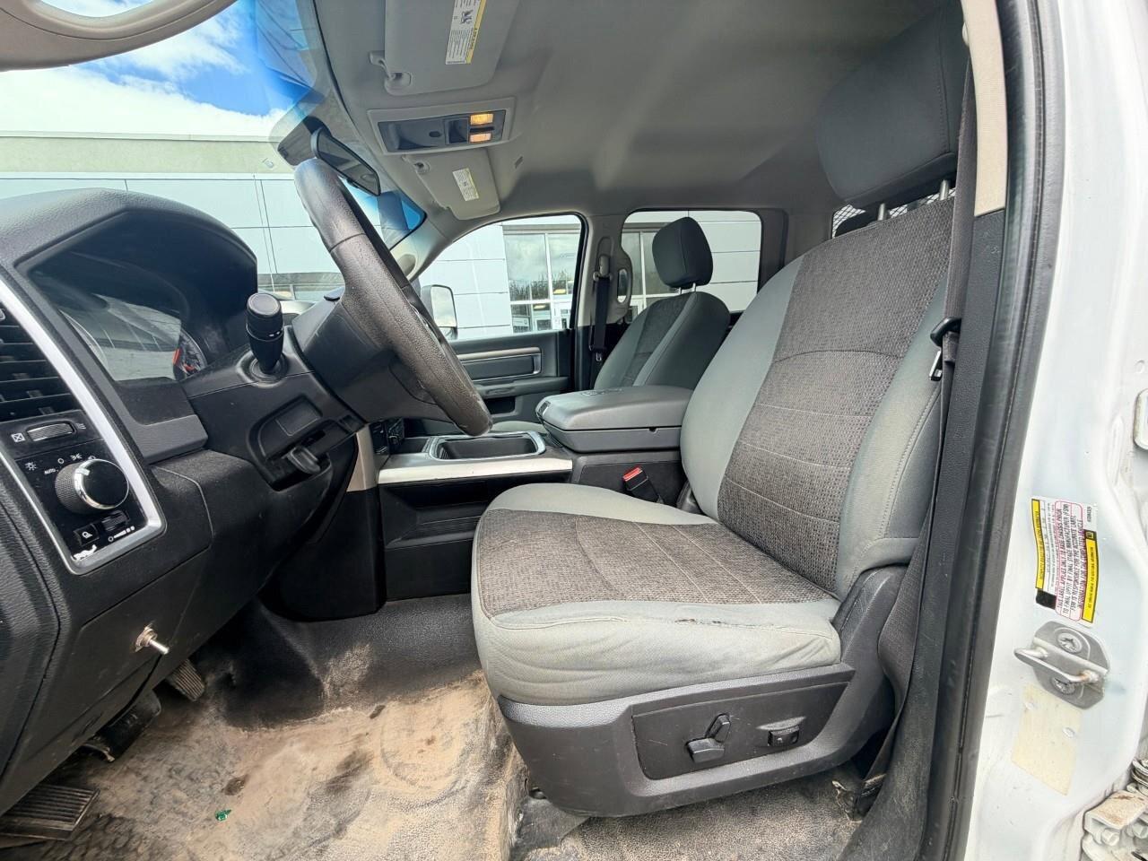 2017 RAM Ram 5500 Cab-Chassis SLTSLT, CASSIS, 6.4L HEMI V8, 4X4, CREW CAB, AS-TR Photo