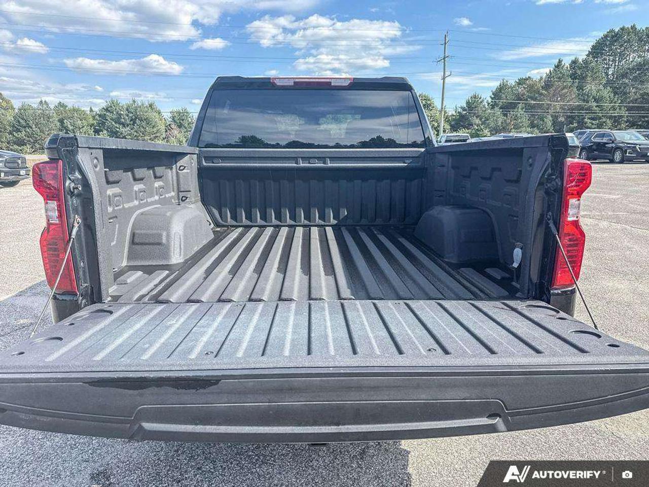 2024 Chevrolet Silverado 1500 LEASE RETURN. RUNNING BOARDS. TONNEAU COVER. TRAILERING PKG. Z71 OFF ROAD PKG. TRUE NORTH EDITION. Photo