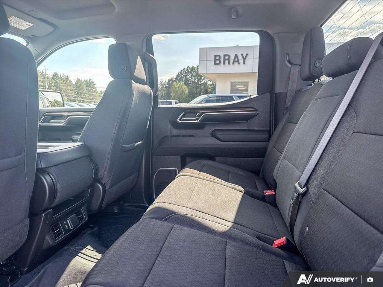 2024 Chevrolet Silverado 1500 LEASE RETURN. RUNNING BOARDS. TONNEAU COVER. TRAILERING PKG. Z71 OFF ROAD PKG. TRUE NORTH EDITION. Photo
