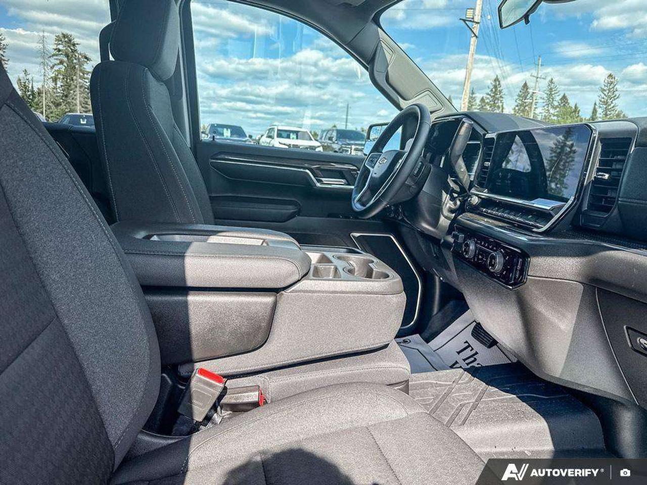 2024 Chevrolet Silverado 1500 LEASE RETURN. RUNNING BOARDS. TONNEAU COVER. TRAILERING PKG. Z71 OFF ROAD PKG. TRUE NORTH EDITION. Photo