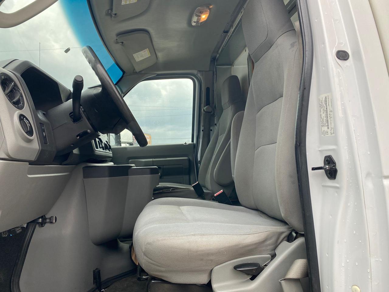 2018 Ford E-Series Cutaway E-450 CUBE VAN Photo