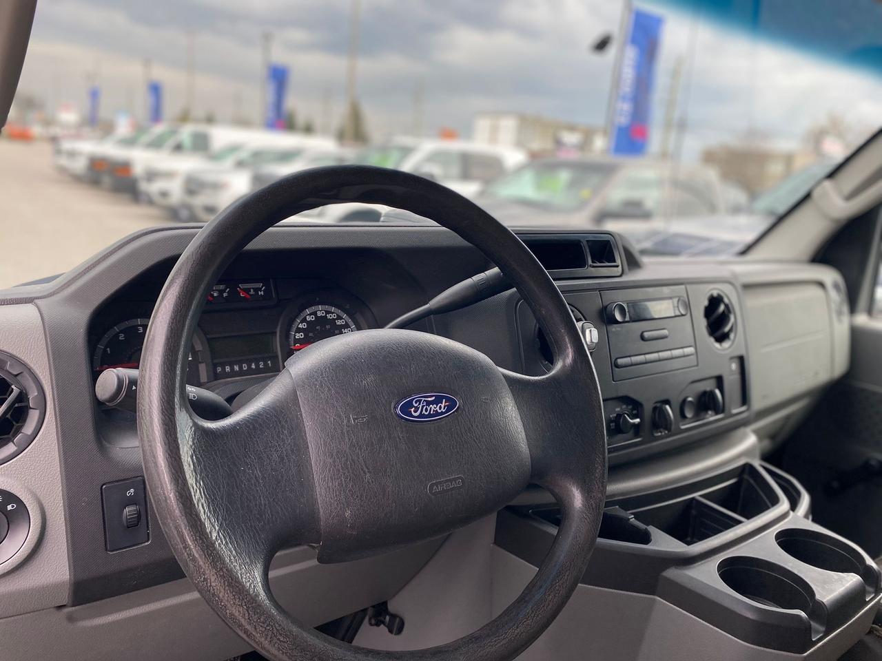 2018 Ford E-Series Cutaway E-450 CUBE VAN Photo