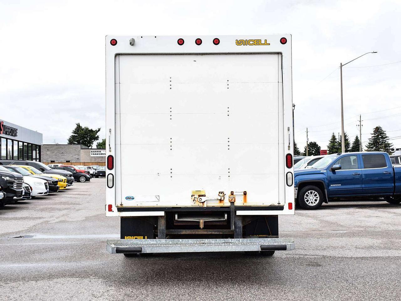 2018 Ford E-Series Cutaway E-450 CUBE VAN Photo