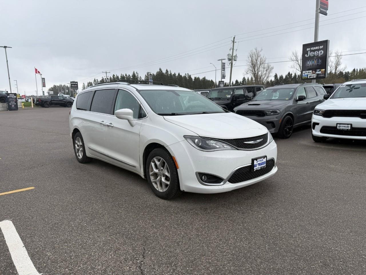 2017 Chrysler Pacifica  Photo2