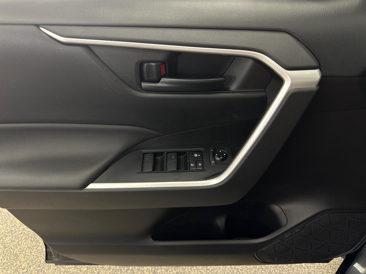 2022 Toyota RAV4 LE Photo