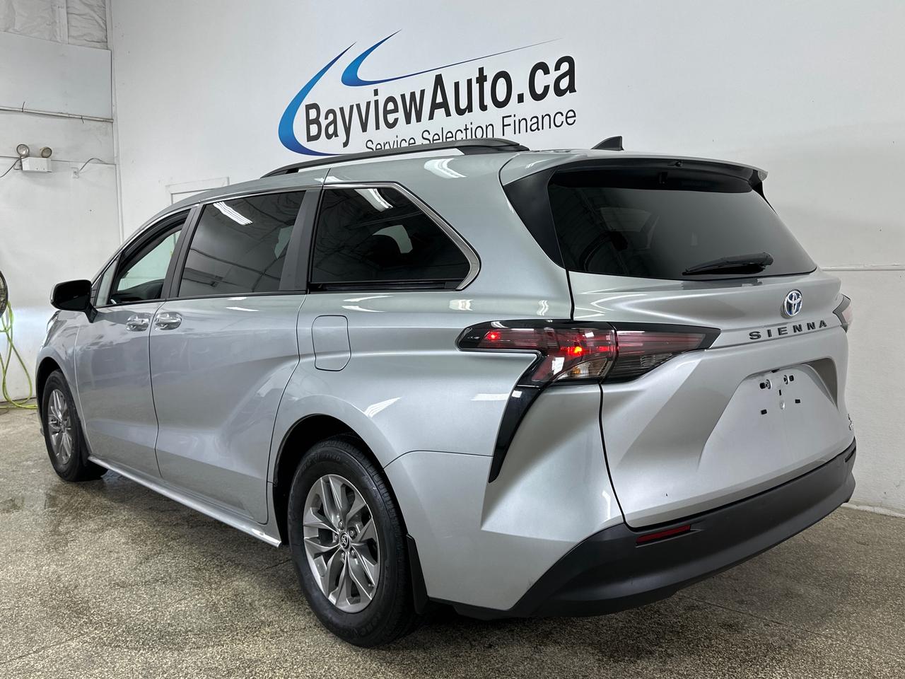 2024 Toyota Sienna LE 8-Passenger Photo4