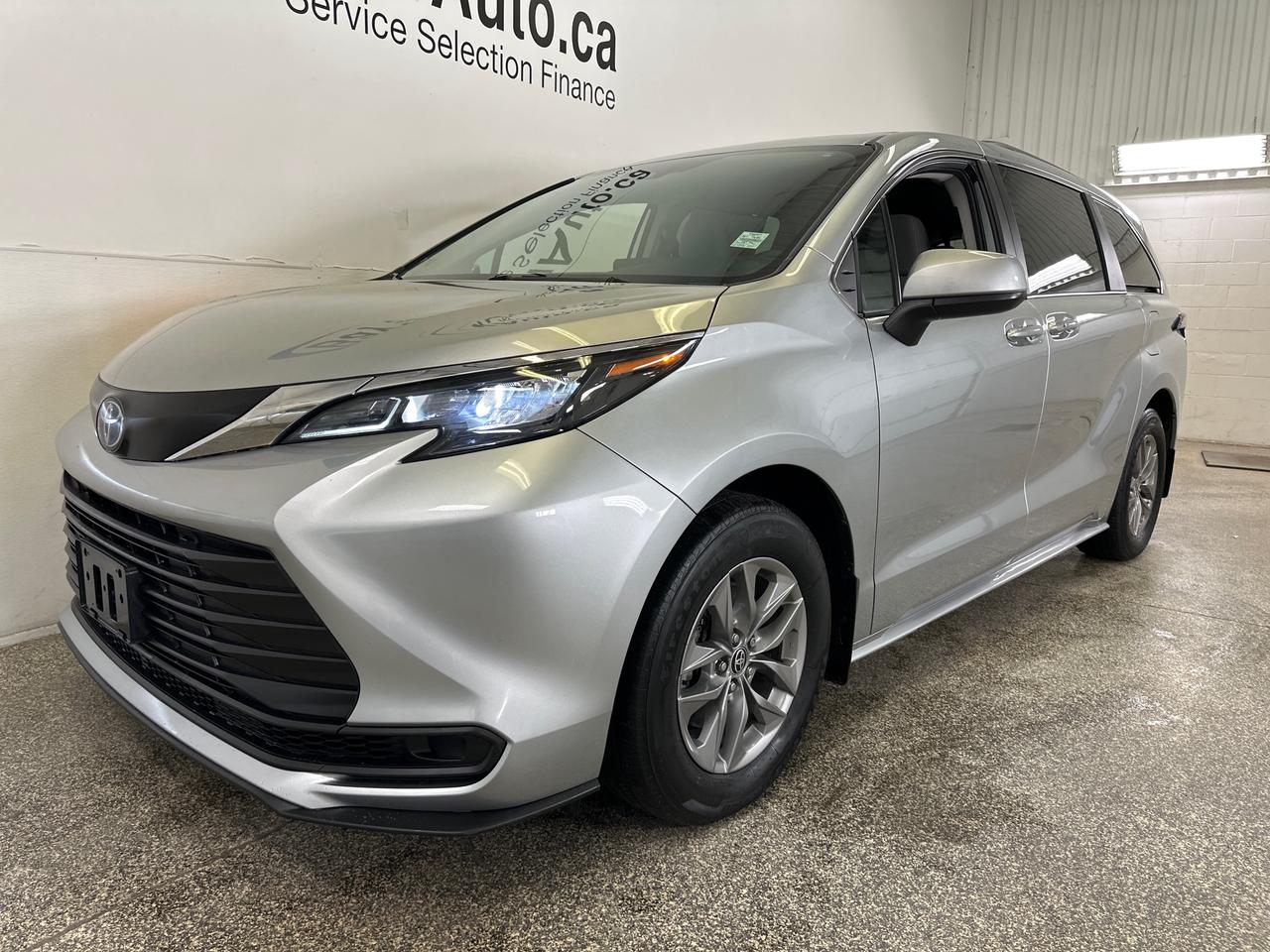 2024 Toyota Sienna LE 8-Passenger Photo