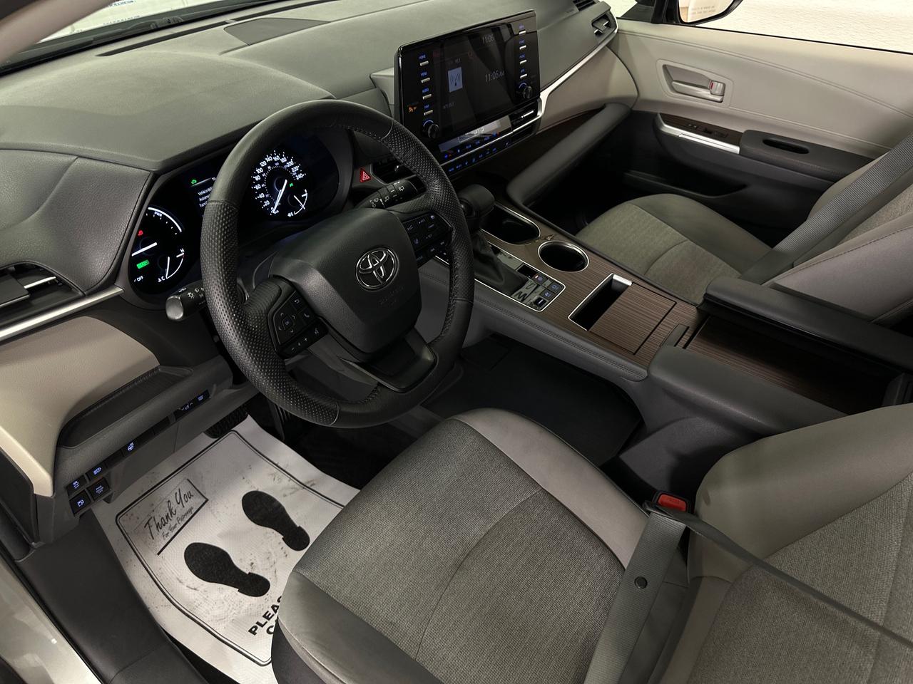 2024 Toyota Sienna LE 8-Passenger Photo