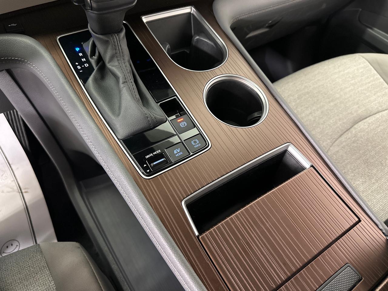 2024 Toyota Sienna LE 8-Passenger Photo