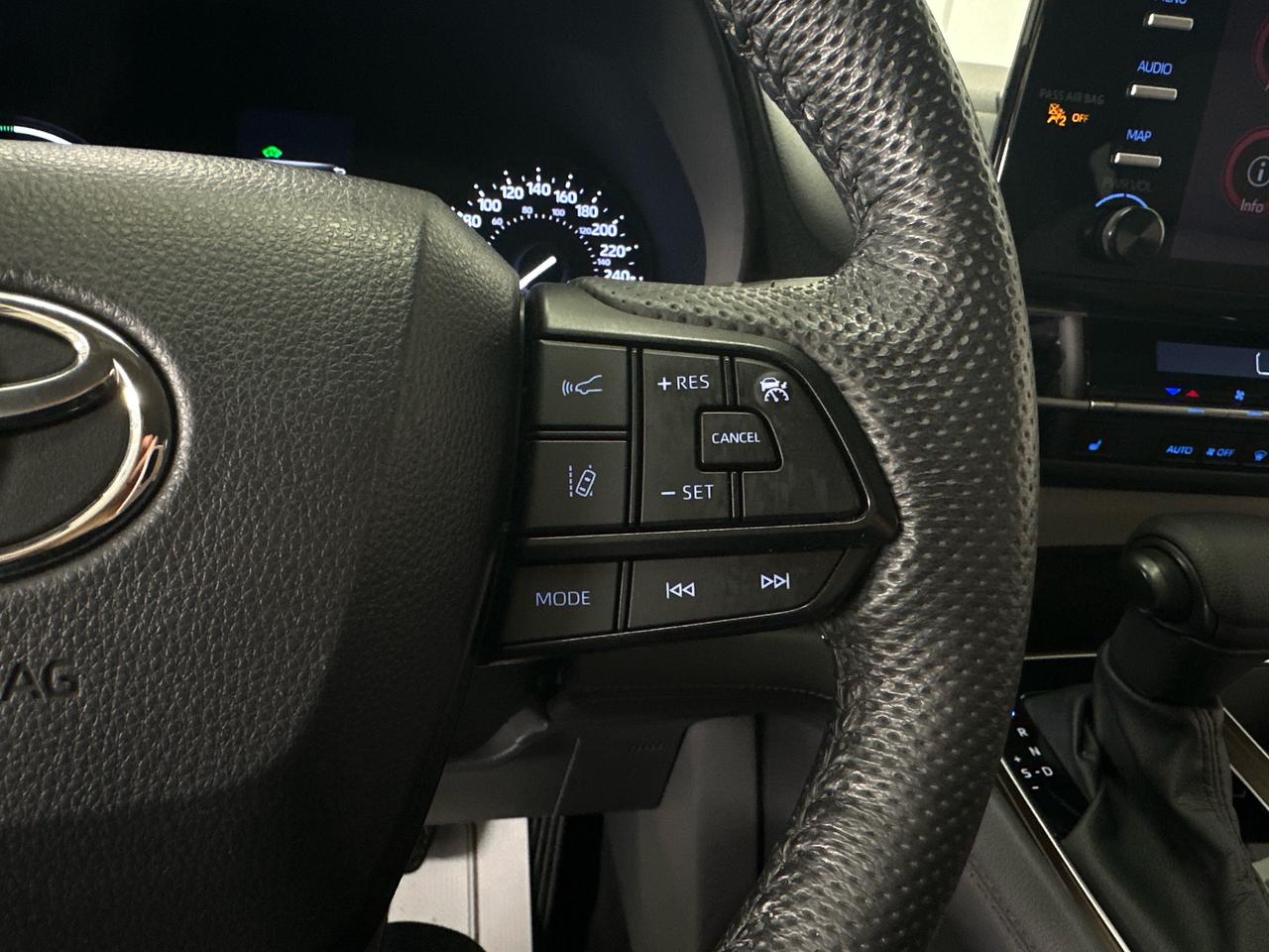 2024 Toyota Sienna LE 8-Passenger Photo