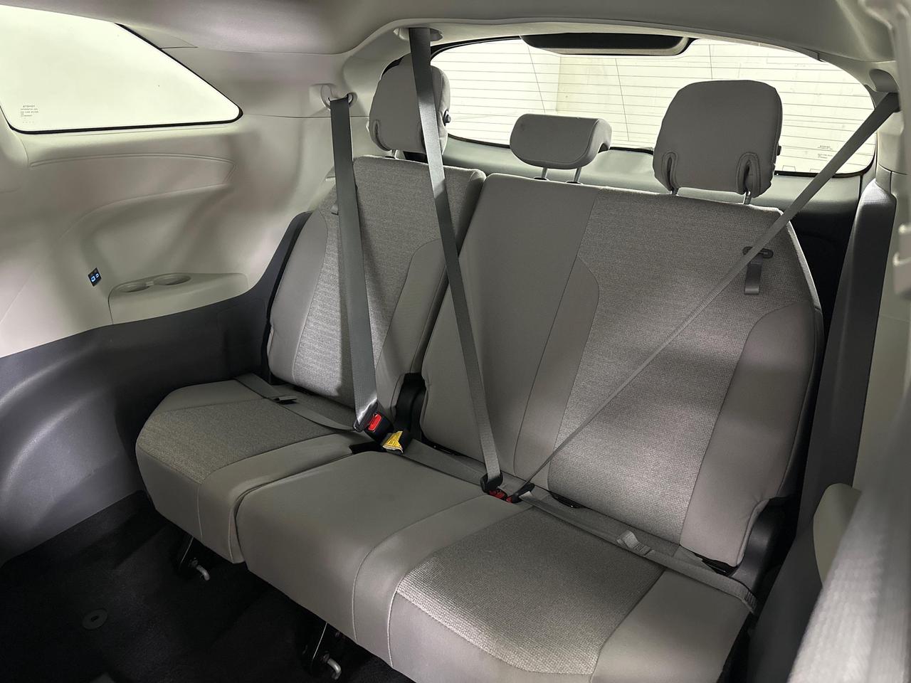 2024 Toyota Sienna LE 8-Passenger Le 8-Passenger - HYBRID/52KM/OFF 1 OWNER LEASE! Photo