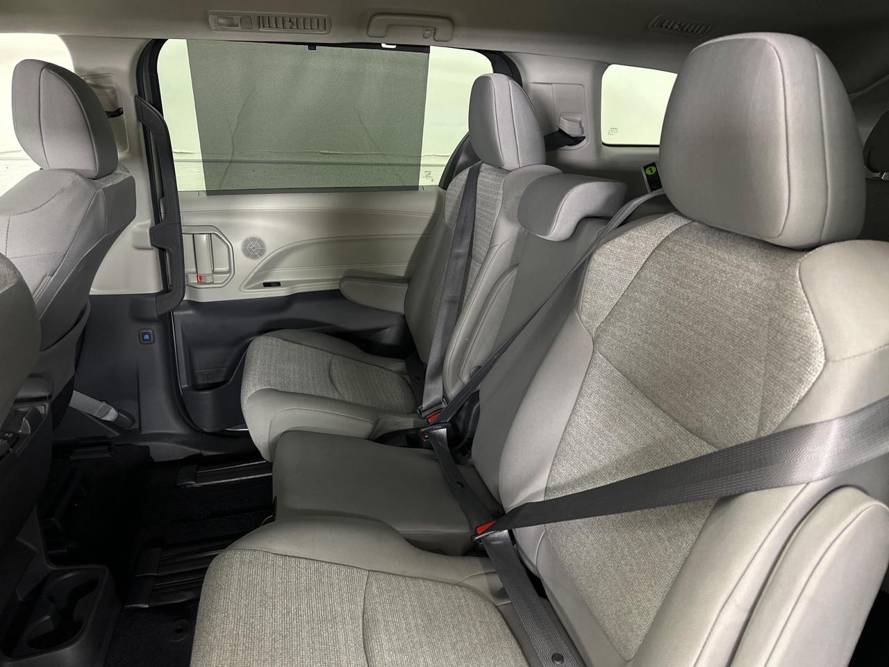 2024 Toyota Sienna LE 8-Passenger Le 8-Passenger - HYBRID/52KM/OFF 1 OWNER LEASE! Photo