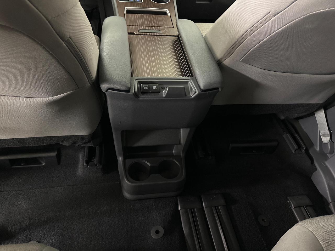 2024 Toyota Sienna LE 8-Passenger Le 8-Passenger - HYBRID/52KM/OFF 1 OWNER LEASE! Photo