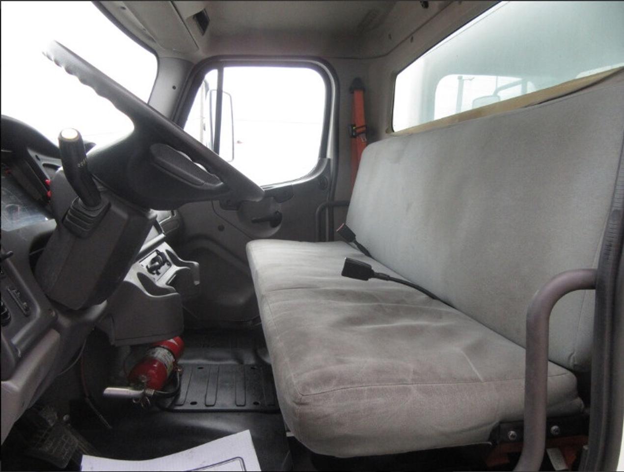 2018 Freightliner M2-106 DIESEL 26FT BOX POWER LIFTGATE & RAMP Photo