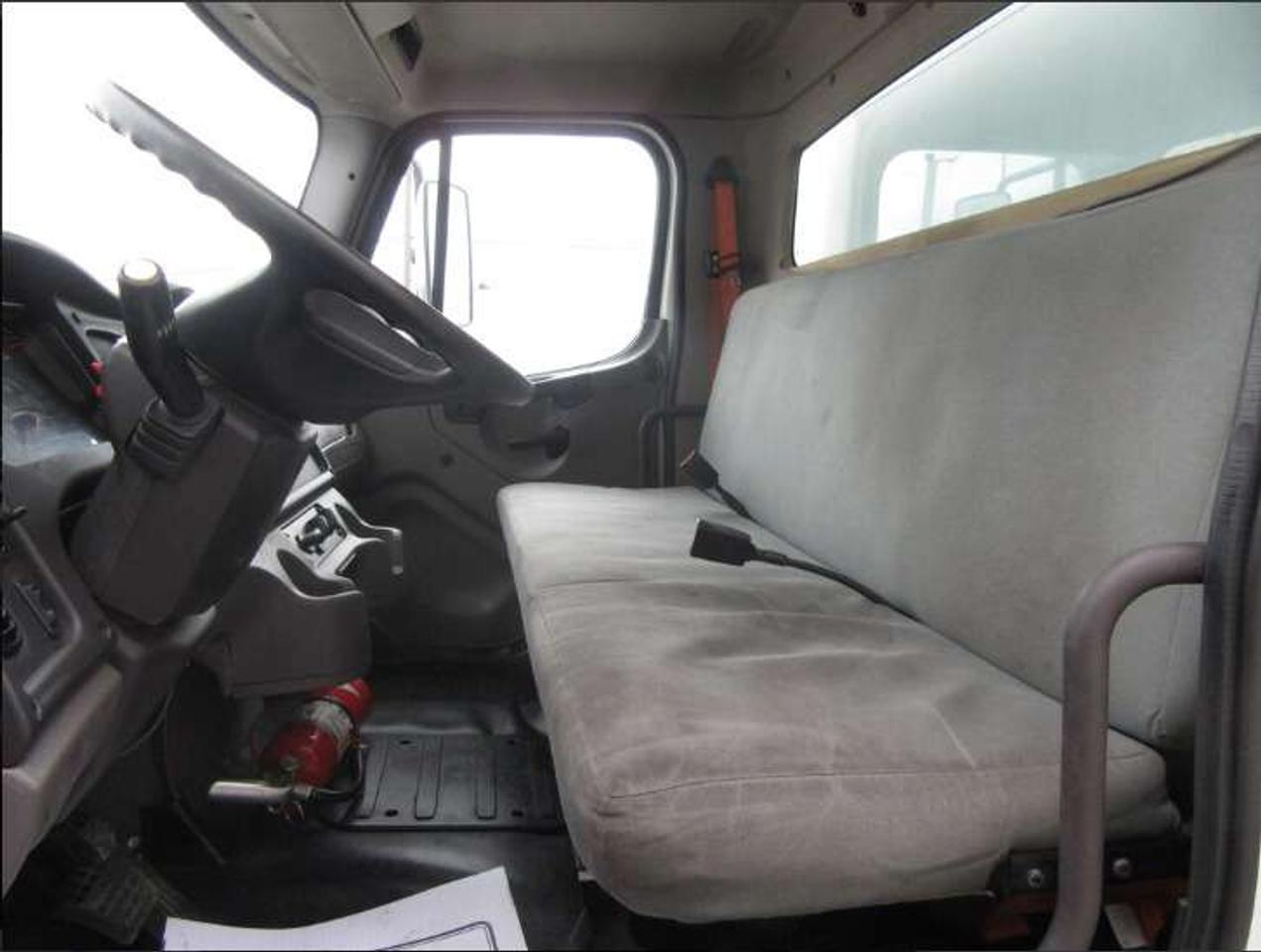 2018 Freightliner FREIGHTLINER DIESEL 26FT BOX POWER LIFTGATE & RAMP Photo