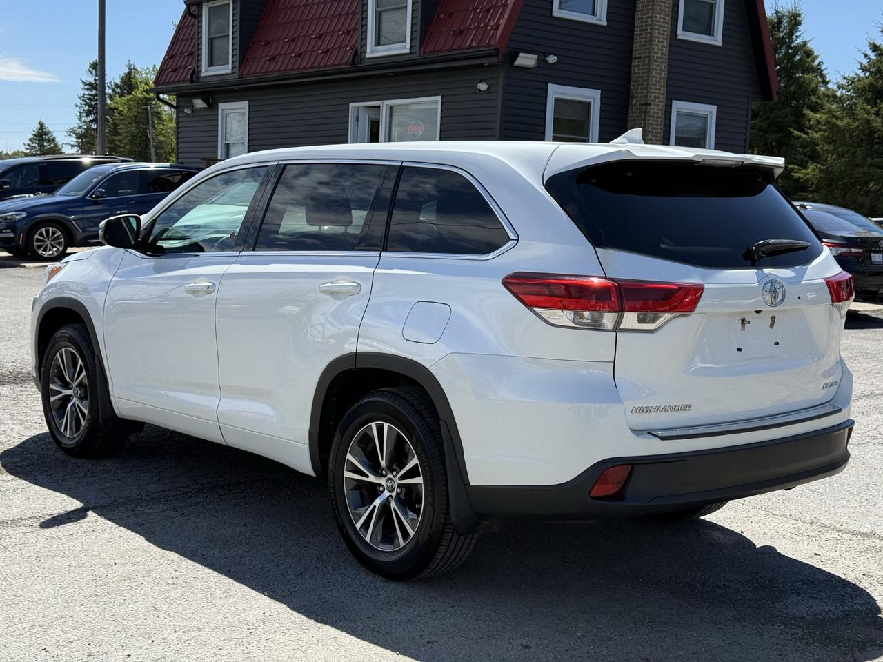 2017 Toyota Highlander LE Photo4