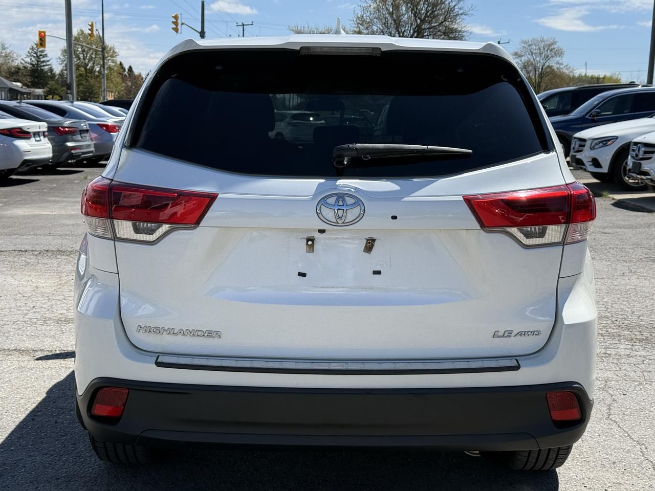 2017 Toyota Highlander LE Photo3