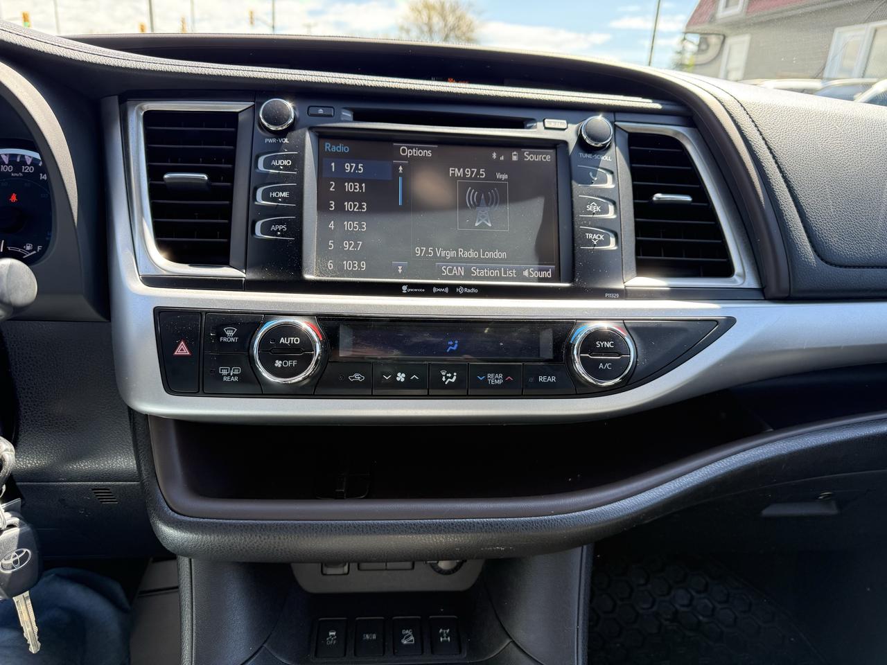 2017 Toyota Highlander LE Photo