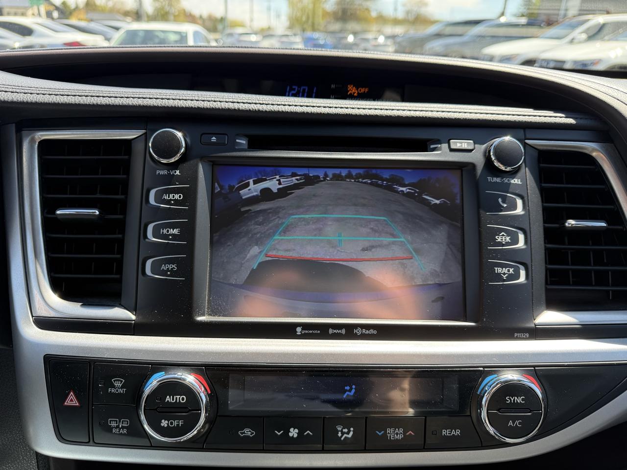 2017 Toyota Highlander LE Photo