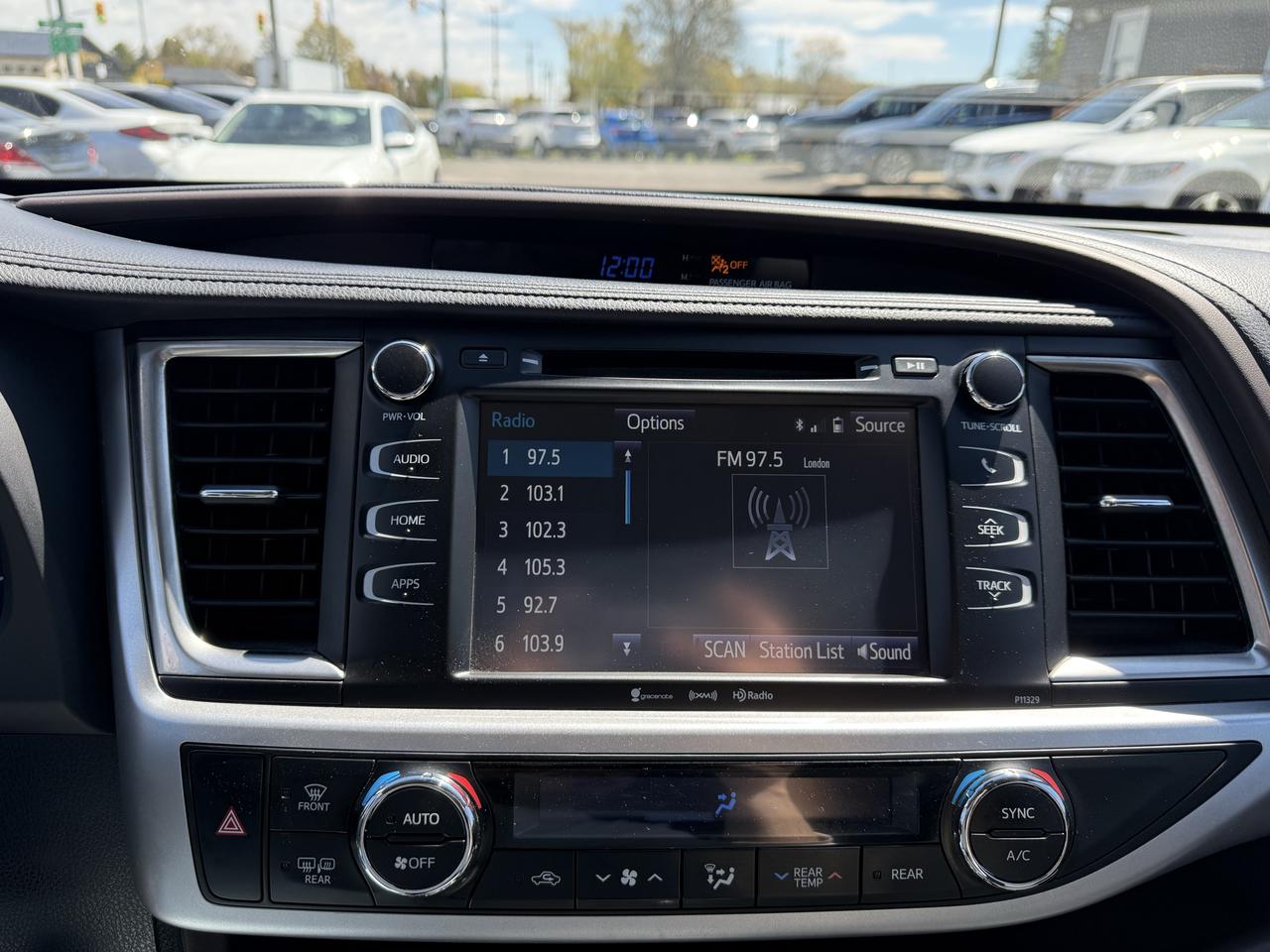 2017 Toyota Highlander LE Photo