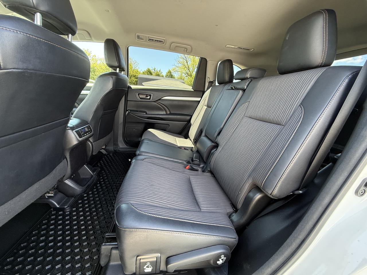 2017 Toyota Highlander LE Photo