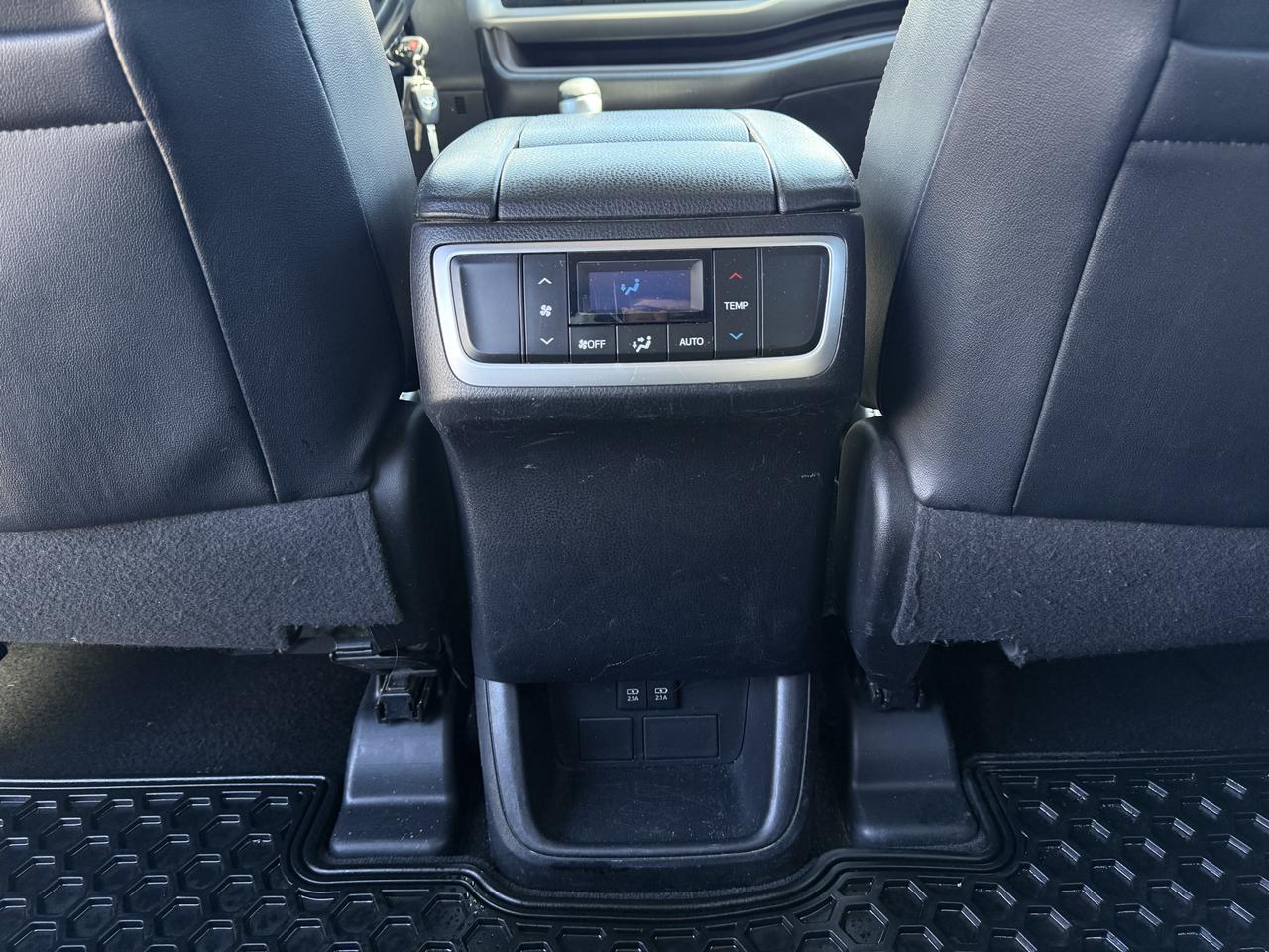 2017 Toyota Highlander LE Photo